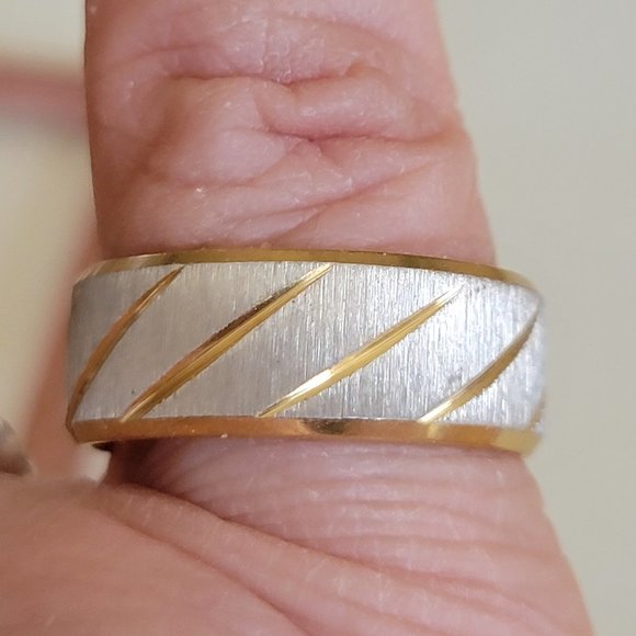 Frosted Wedding Ring Diagonal Slits Goldtone Silver Titanium Steel Sz 6  7 8 New - Picture 8 of 11
